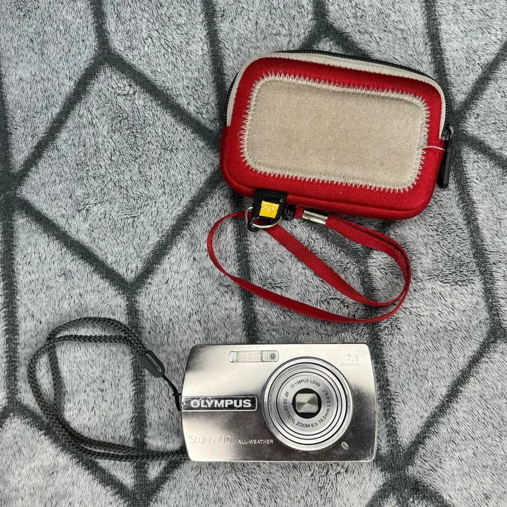 Olympus Stylus 710 All Weather 7.1MP Digital Camera 3x Optical Zoom UNTESTED V